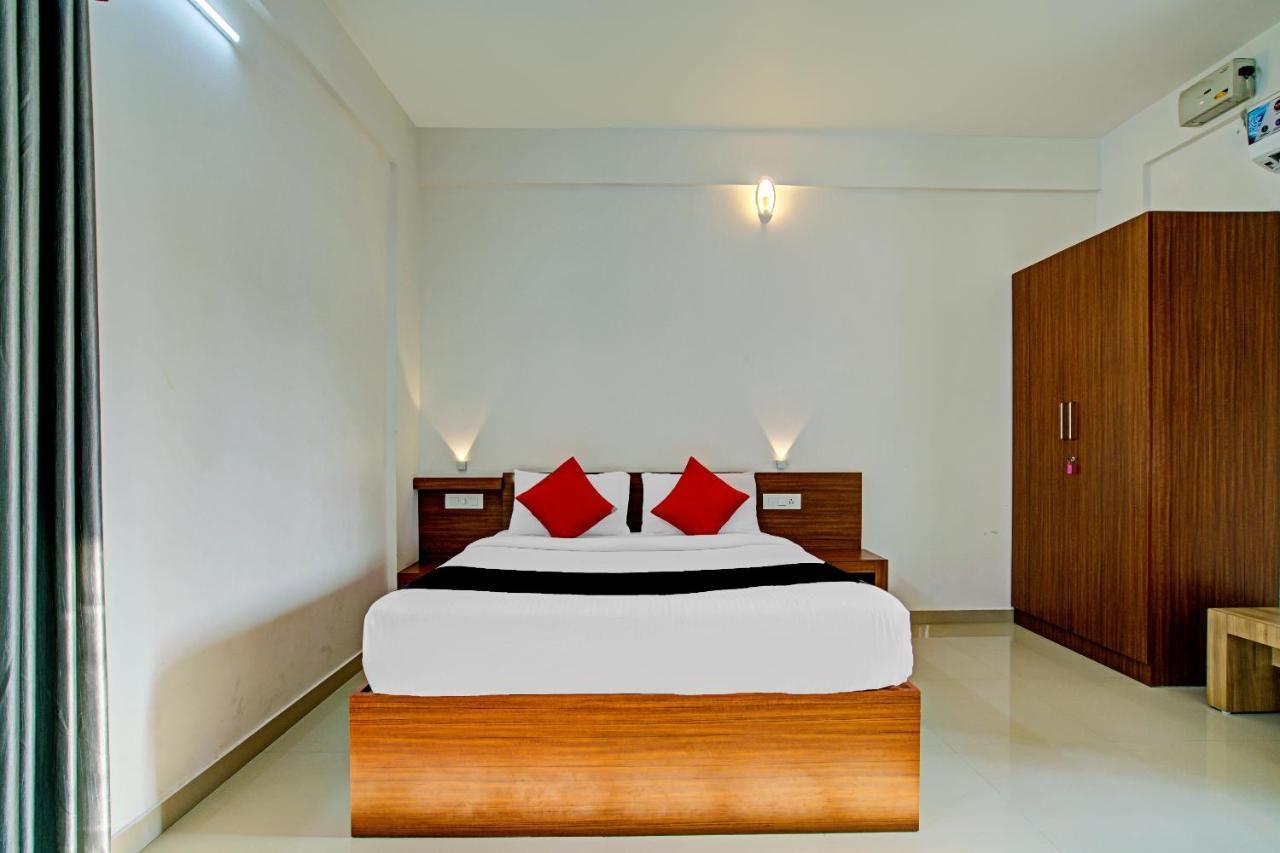 Vaccinated Staff- Capital O 74715 Phoenix Holidays Hotel Kochi Ngoại thất bức ảnh