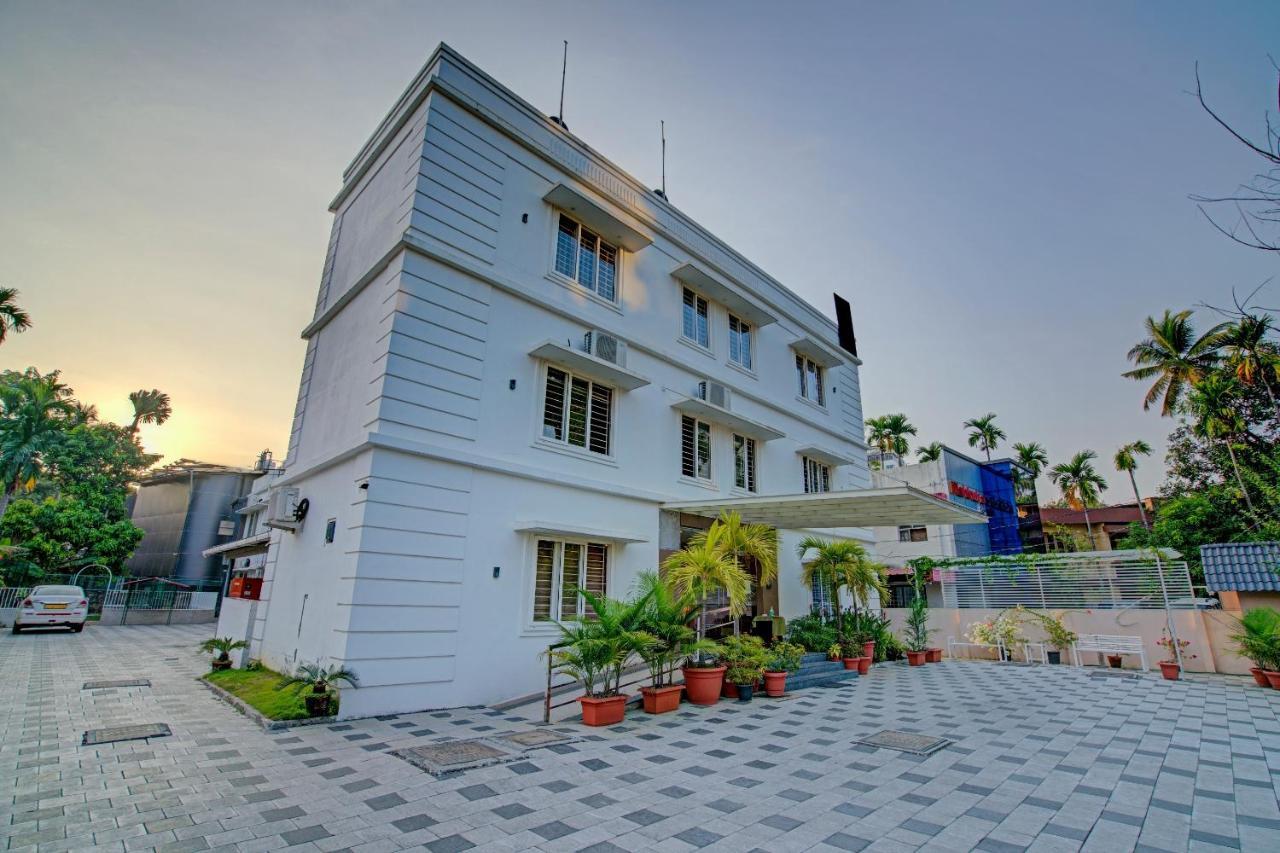 Vaccinated Staff- Capital O 74715 Phoenix Holidays Hotel Kochi Ngoại thất bức ảnh