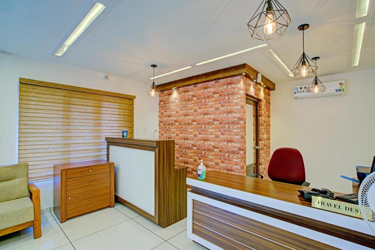 Vaccinated Staff- Capital O 74715 Phoenix Holidays Hotel Kochi Ngoại thất bức ảnh