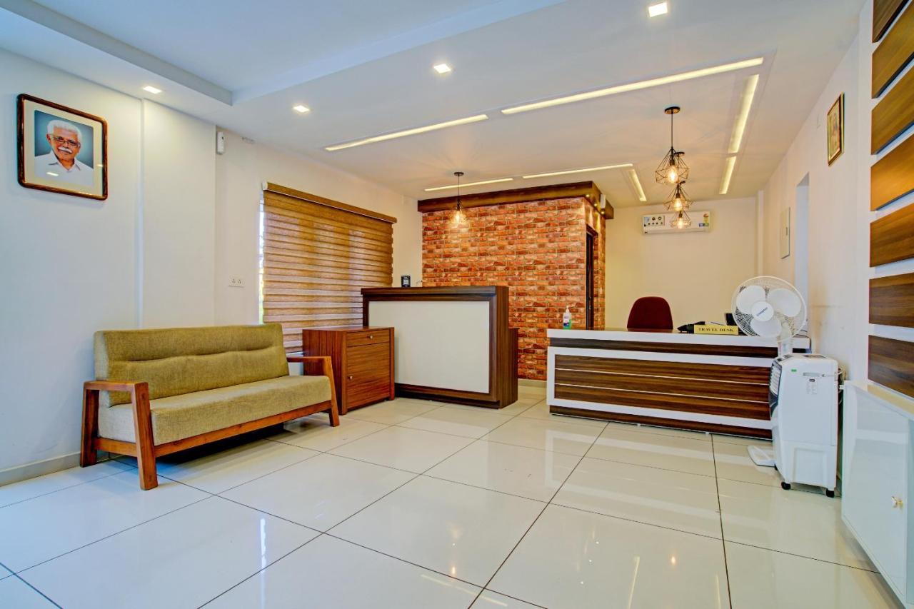 Vaccinated Staff- Capital O 74715 Phoenix Holidays Hotel Kochi Ngoại thất bức ảnh